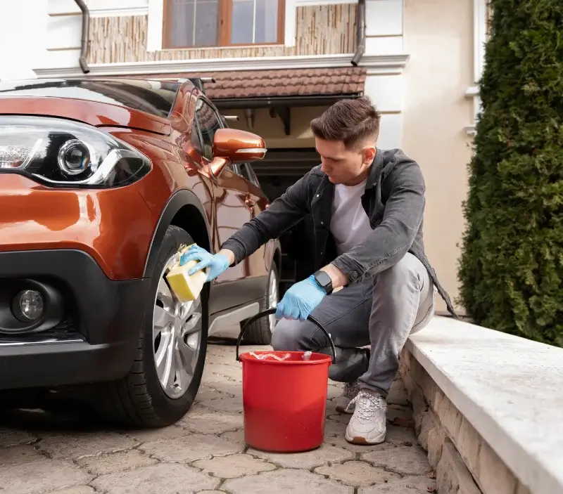 Lavage auto à domicile Houlbec-Cocherel : professionnel intervenant sur un véhicule